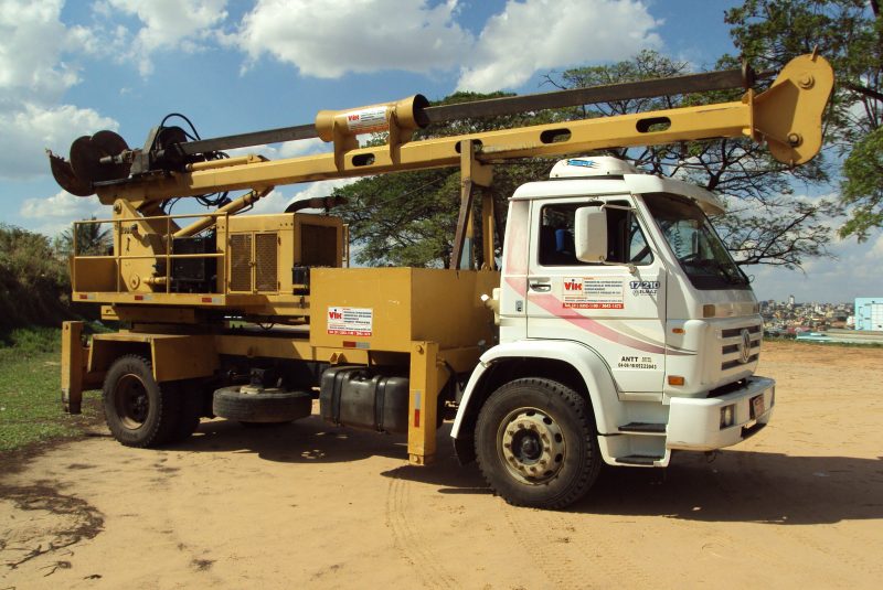 PERFURATRIZ TRADO EM CAMINHAO